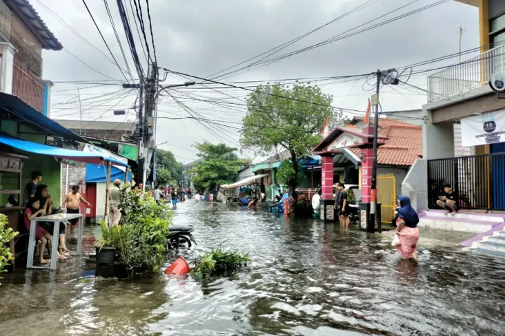 Diguyur Hujan Deras...