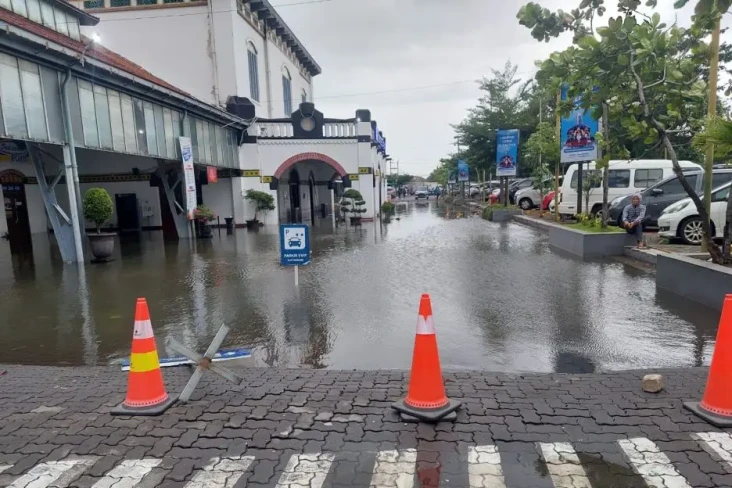 Banjir Ganggu Perjalanan...