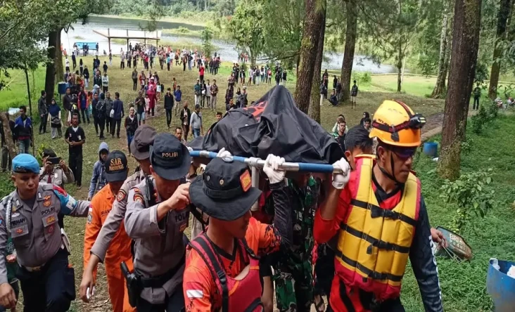 3 Wisatawan Tenggelam...