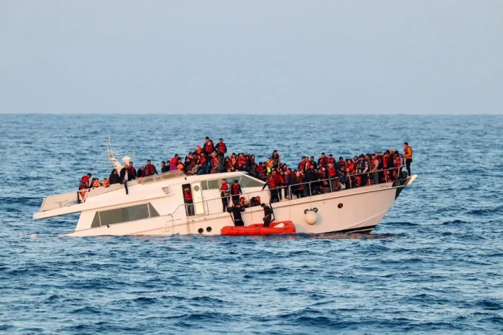 KRI Frans Kaisiepo Selamatkan...