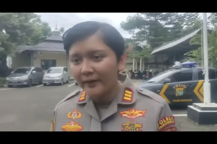 Mayat Remaja di Pinggir...