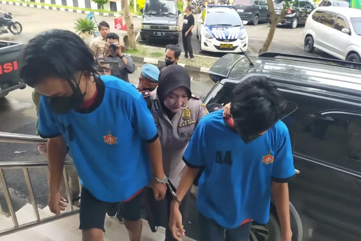 Polisi Tangkap 2 Pria...
