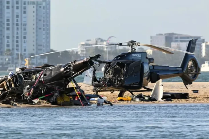 Dua Helikopter Bertabrakan...
