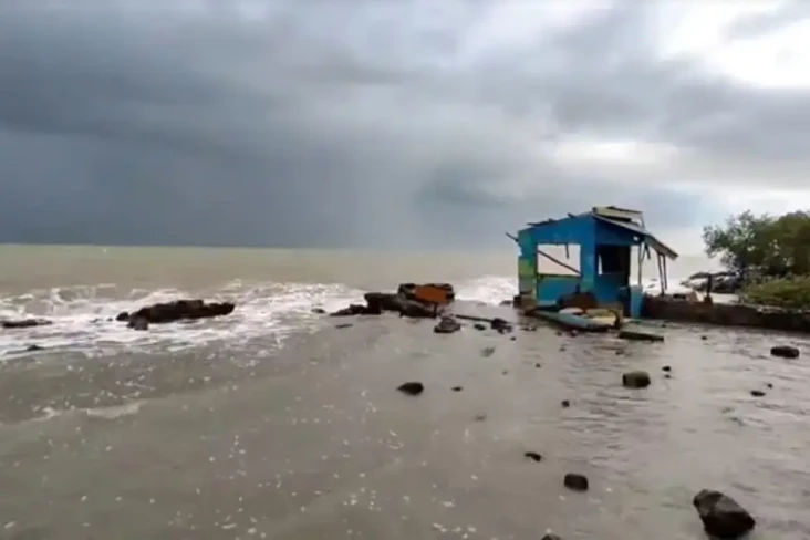 Dihantam Gelombang Laut...