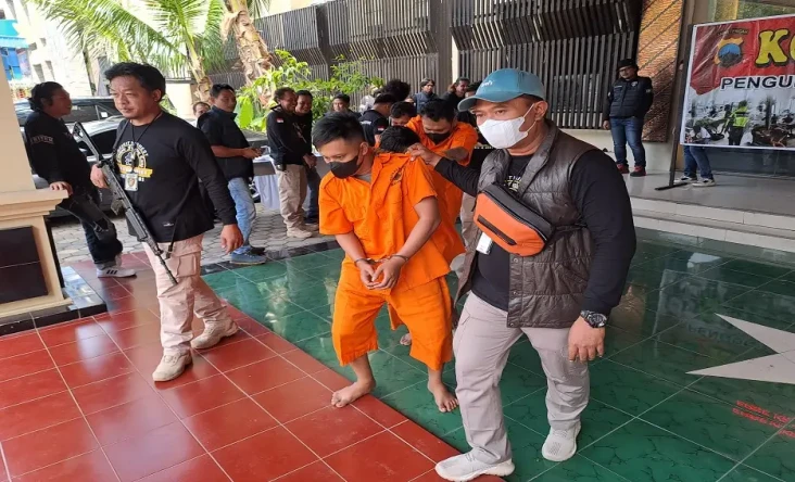 Polisi Bekuk Komplotan...