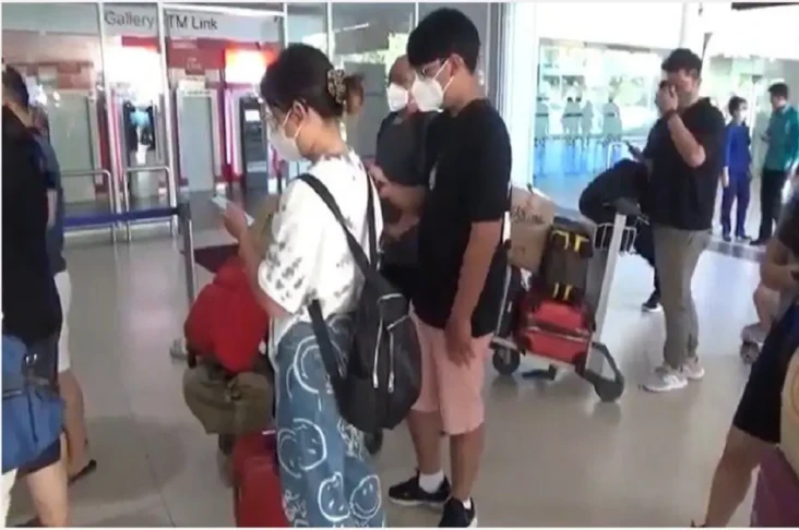 Puluhan Ribu Wisatawan...