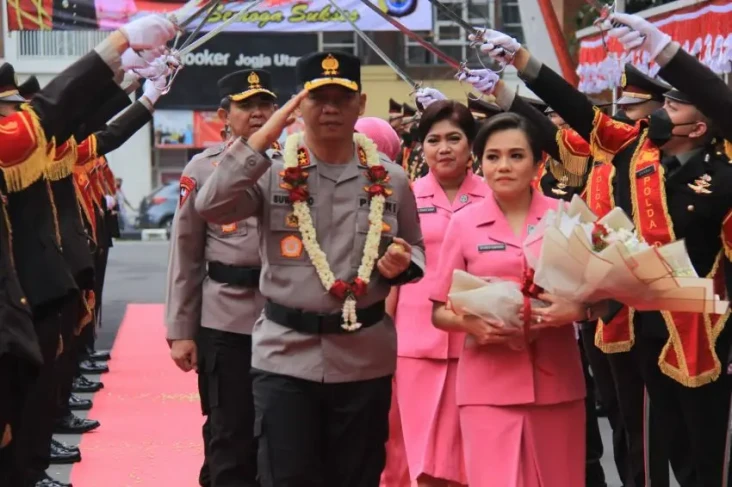 5 Kapolda Termuda yang...