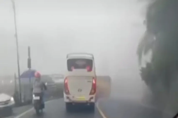 Jalur Puncak Bogor Diselimuti...
