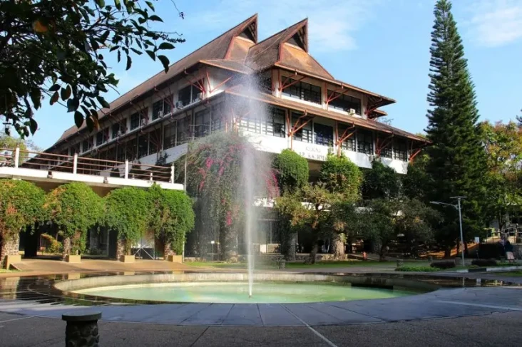 5 Universitas Negeri...