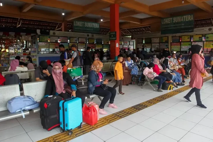 Penumpang Angkutan Umum...