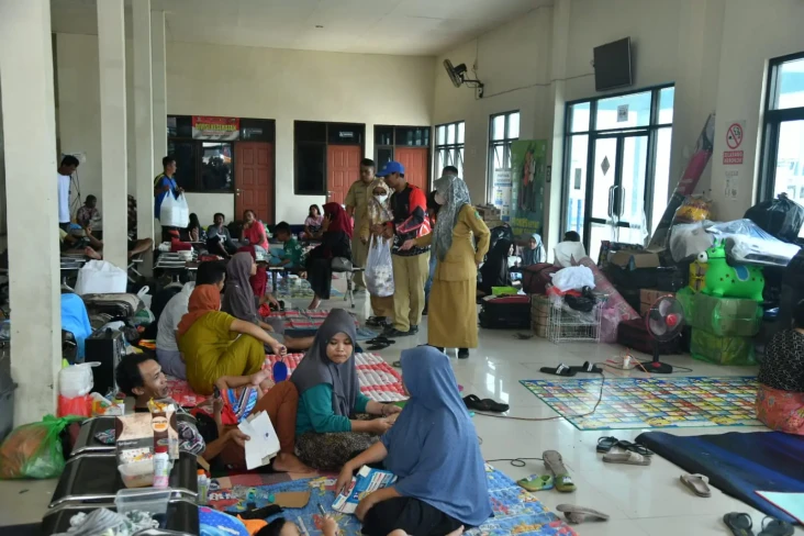 Cuaca Buruk, Penumpang...