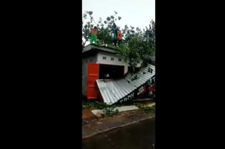 Angin Kencang Disertai...