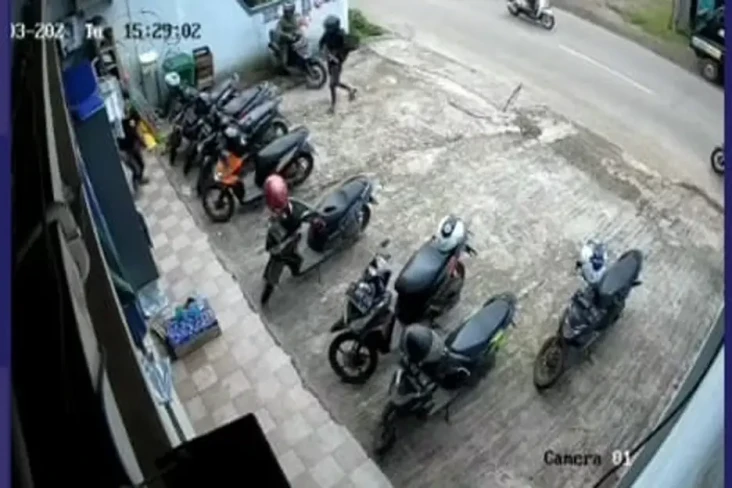 Dipergoki Warga, Maling...