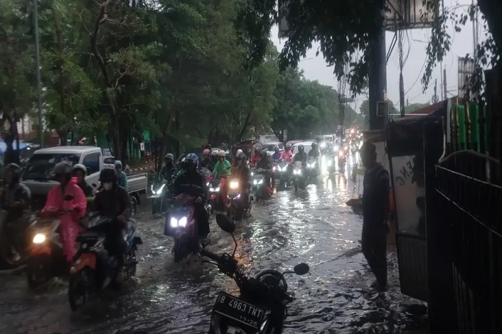 Diguyur Hujan Deras,...