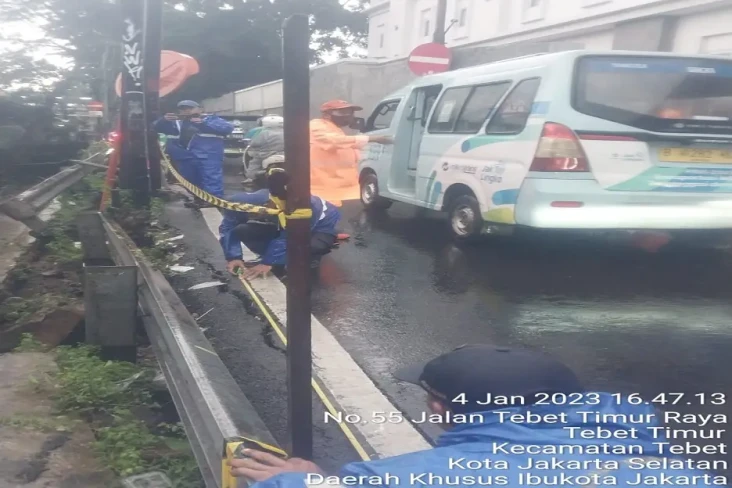 Dihantam Hujan Deras,...