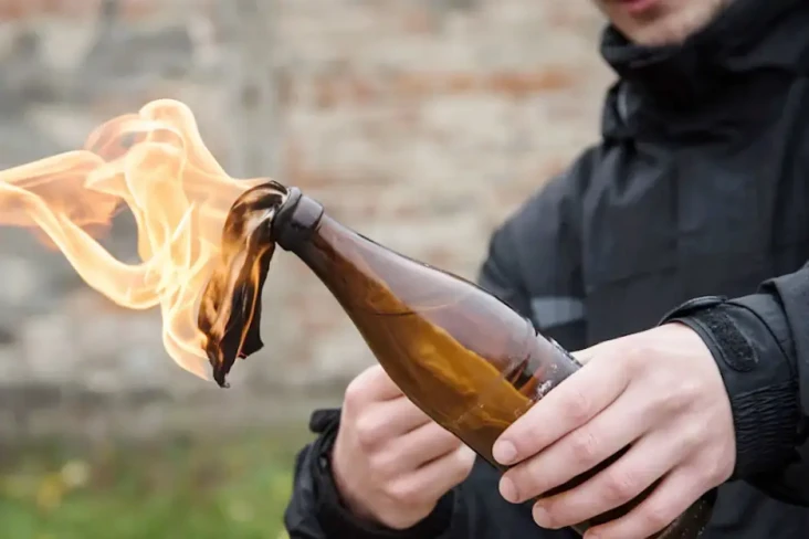 Bom Molotov Meledak...