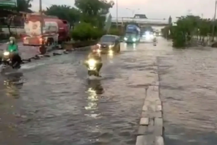 Banjir Semarang Mulai...