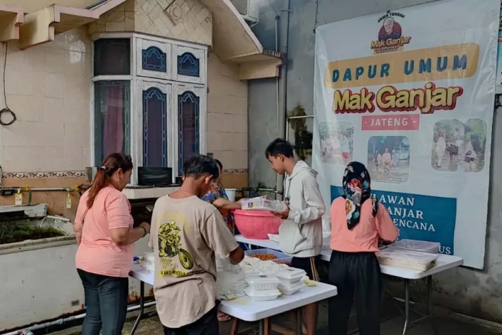 Mak Ganjar Buat Dapur...