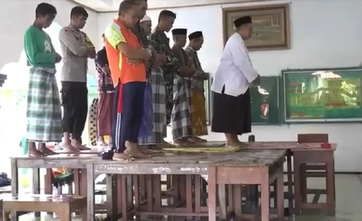 Viral Warga Demak Salat...