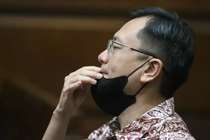 Hakim Tunda Sidang Putusan...