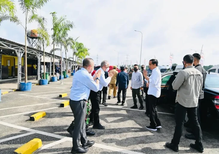 Berhenti 10 Menit di...