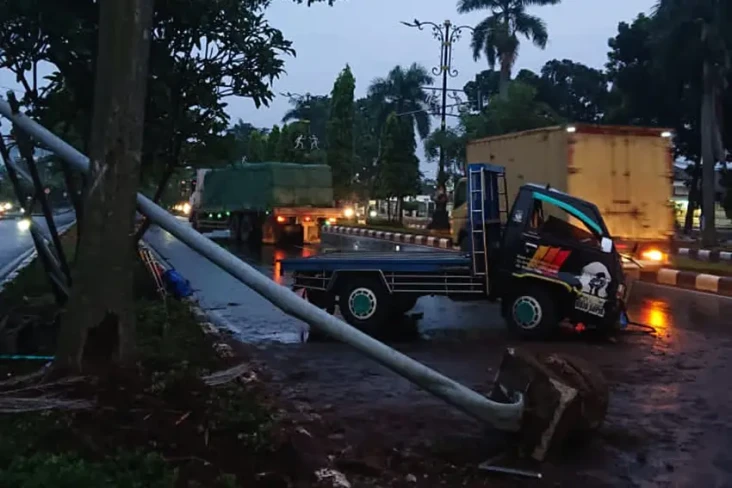Mobil Pikap Tabrak Tiang...