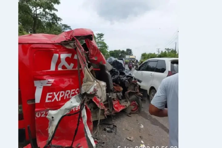 Mobil Ekspedisi Tabrakan...