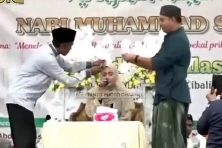 Gempar! Ustazah Disawer...