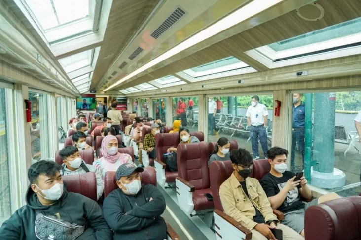 Laris Manis, Kereta...
