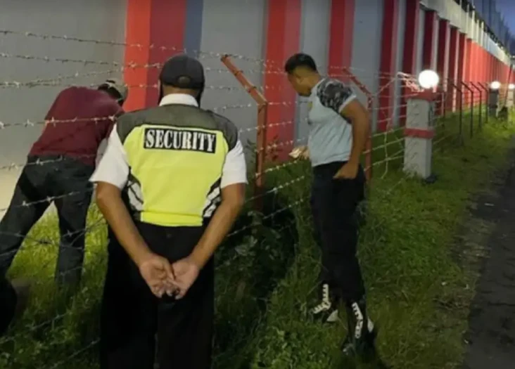 Aksi Lempar Paket Sabu...