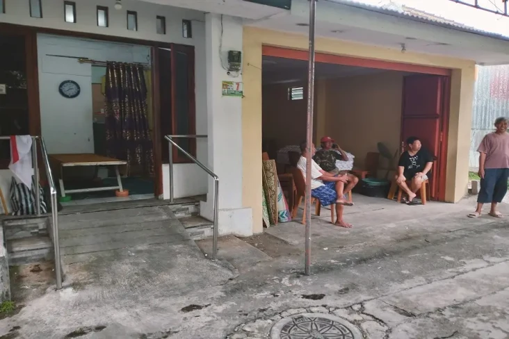 Sipon, Istri Penyair...