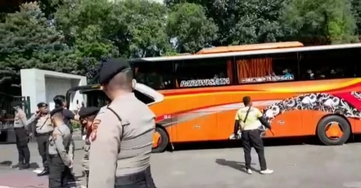 Tiba di SUGBK, Bus Timnas...