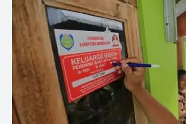 Malu Rumahnya Ditempeli...