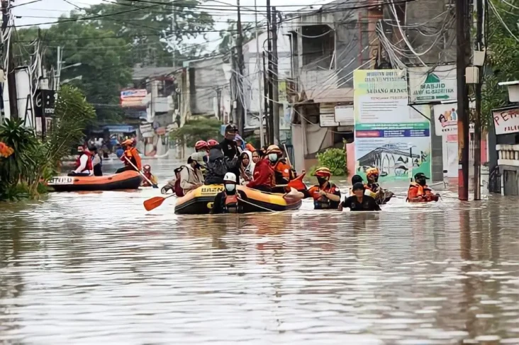 6 Hari Terendam Banjir,...
