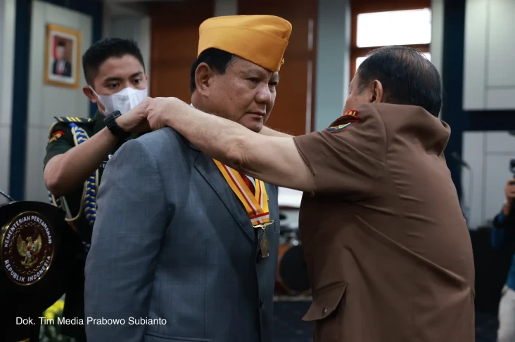 Prabowo Dianugerahi...