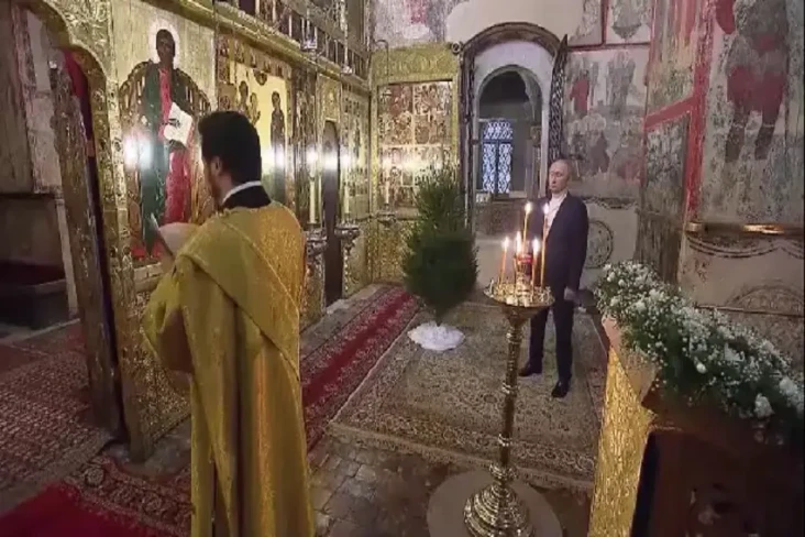 Putin Sendirian Rayakan...