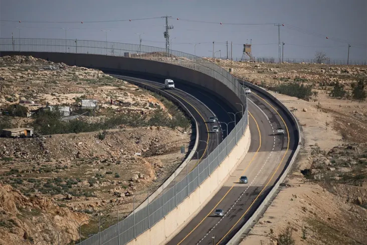 Israel Bangun Tembok...