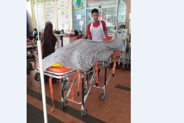 Bersihkan Puing Bangunan...