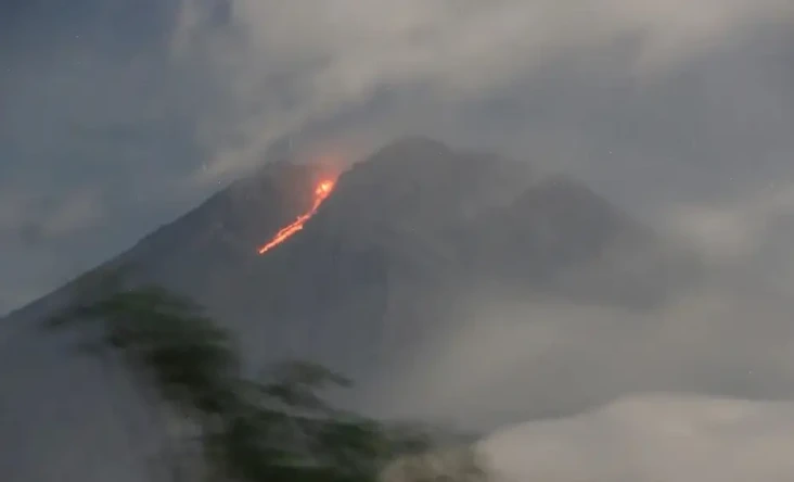 Gunung Semeru Keluarkan...