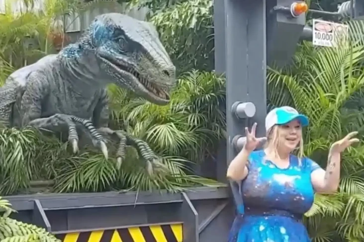 Wanita Bertangan Dinosaurus...