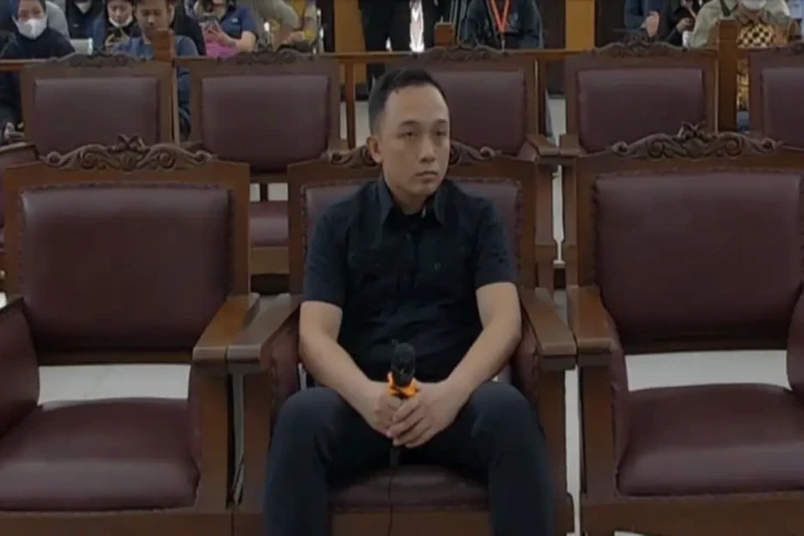 Hakim Tegur Ricky Rizal...