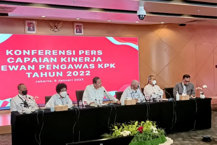 Dewas KPK Terima 96...