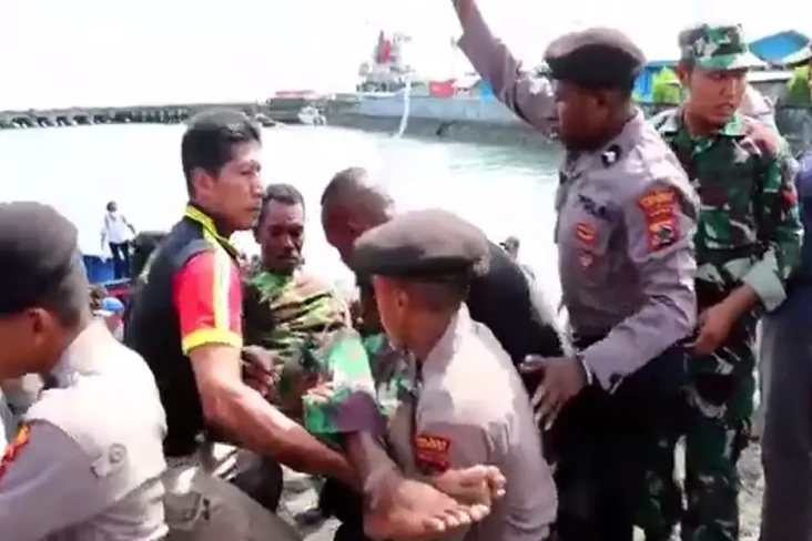 Kapal Cepat Terbalik...