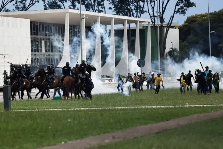 Coba Kudeta, Massa Pro-Bolsonaro...