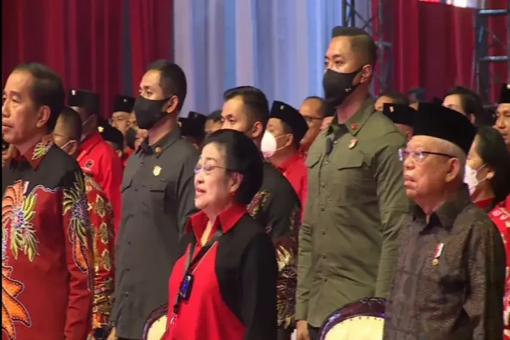 Megawati Duduk Diapit...