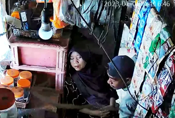 Tidur Pulas di Warung,...