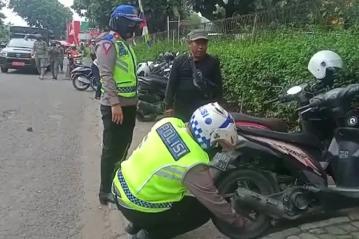 Parkir Sembarangan,...