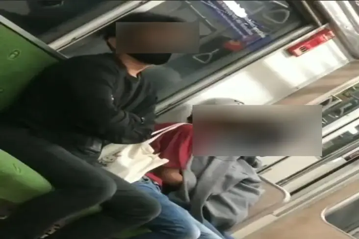 Pasutri Mesum di KRL,...