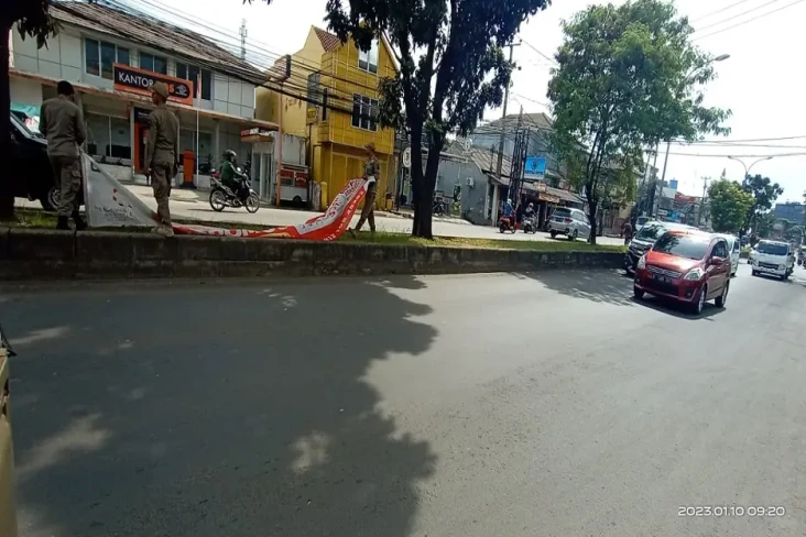 Puluhan Spanduk Ilegal...