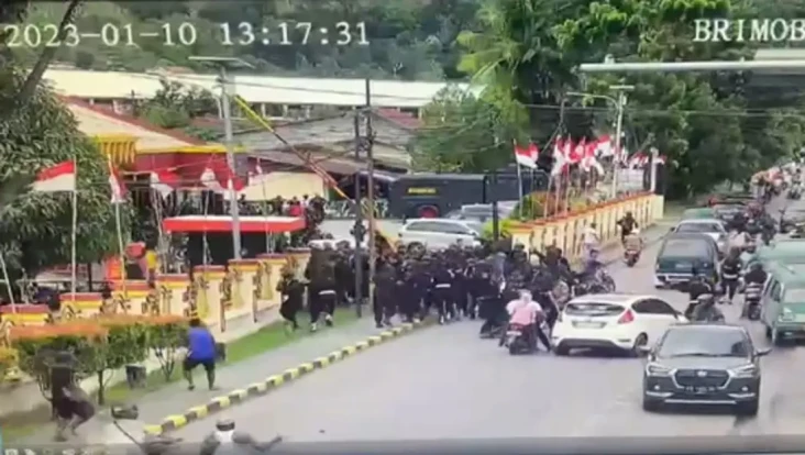Massa Lukas Enembe Serang...